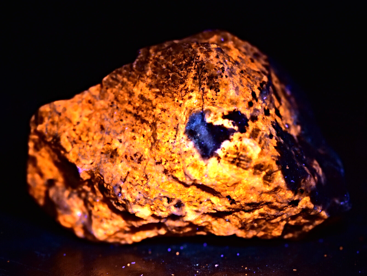 83 grammes de belle sodalite fluorescente naturelle rare avec
