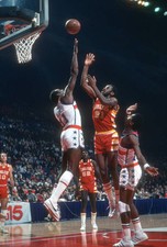 Campy Russell Cleveland Cavaliers shoots over Elvin Hayes Washingt- Old Photo 1