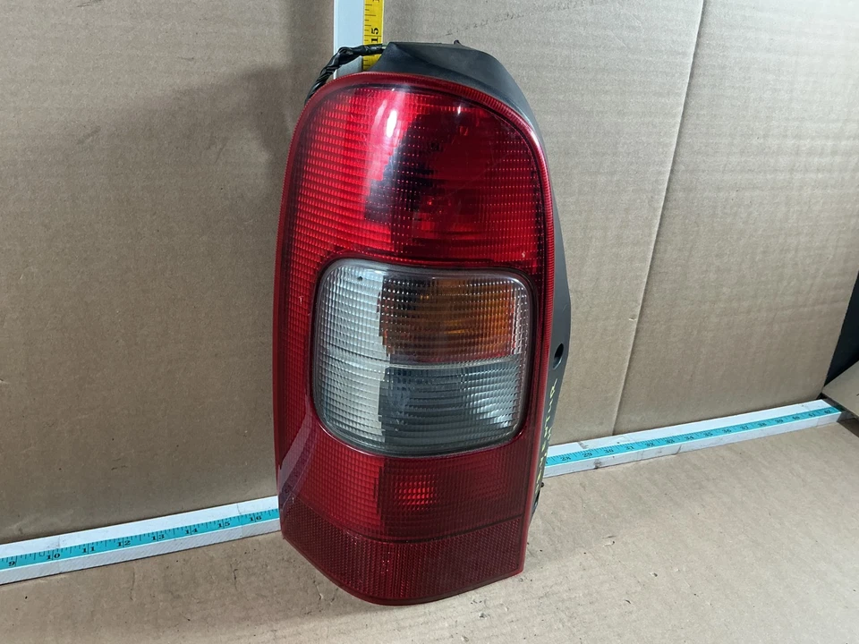 Conjunto de luz trasera izquierda Chevrolet Venture 1997-2005 Foto 3 de 4