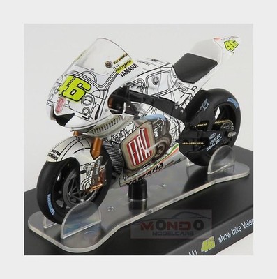 1:18 Yamaha Yzr-M1 #46 Showbike Valencia Motogp 2007 Valentino Rossi AHVAL040 Mo