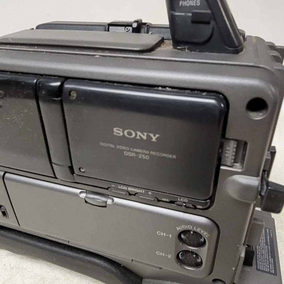 Sony DSR-250 DVCAM Camcorder - FOR PARTS OR REPAIR - With Case - Image 4 of 4