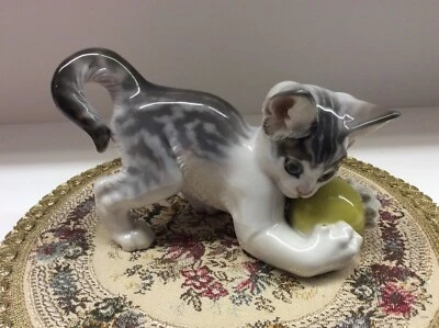 Porzellan figur  Eschenbach Cat Katze mit Ball Mod. Allach? - Bild 1 von 4
