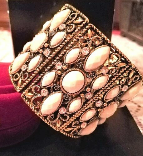 Bracciali antichi in argento con pietra principale opale