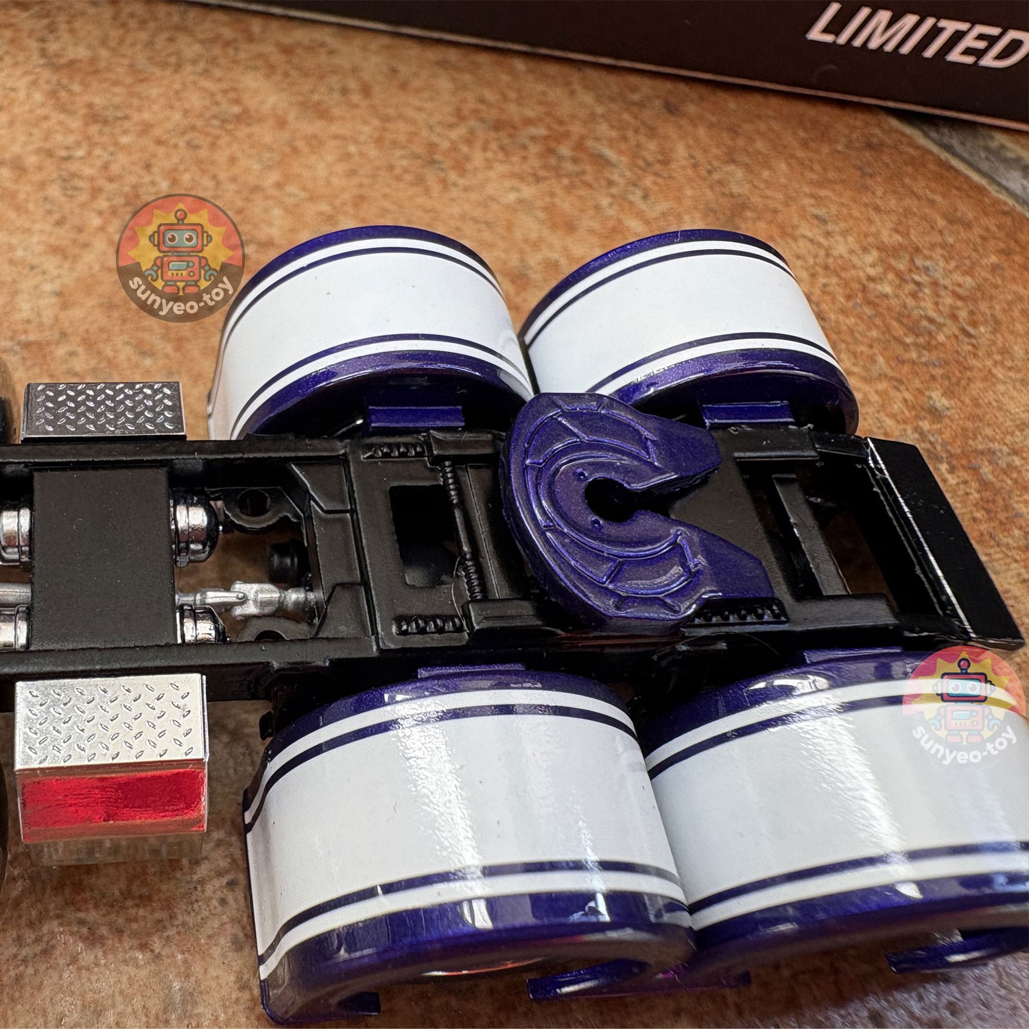 2X Collectible 1/64 Scale Peterbilt 379 Low Profile Truck - Alloy Die-Cast Model