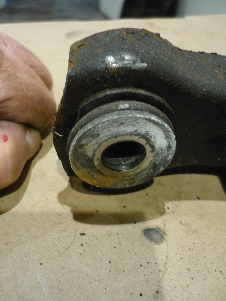 Ferrari 208.246.308 - Palanca/brazo de suspensión inferior trasera derecha - P/N 104428 Foto 3 de 4