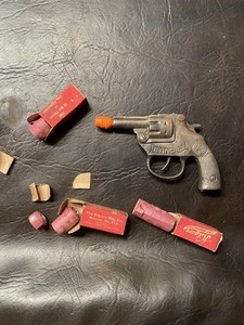 ANTIQUE KILGORE "INVINCIBLE" CAST IRON CAP GUN And caps