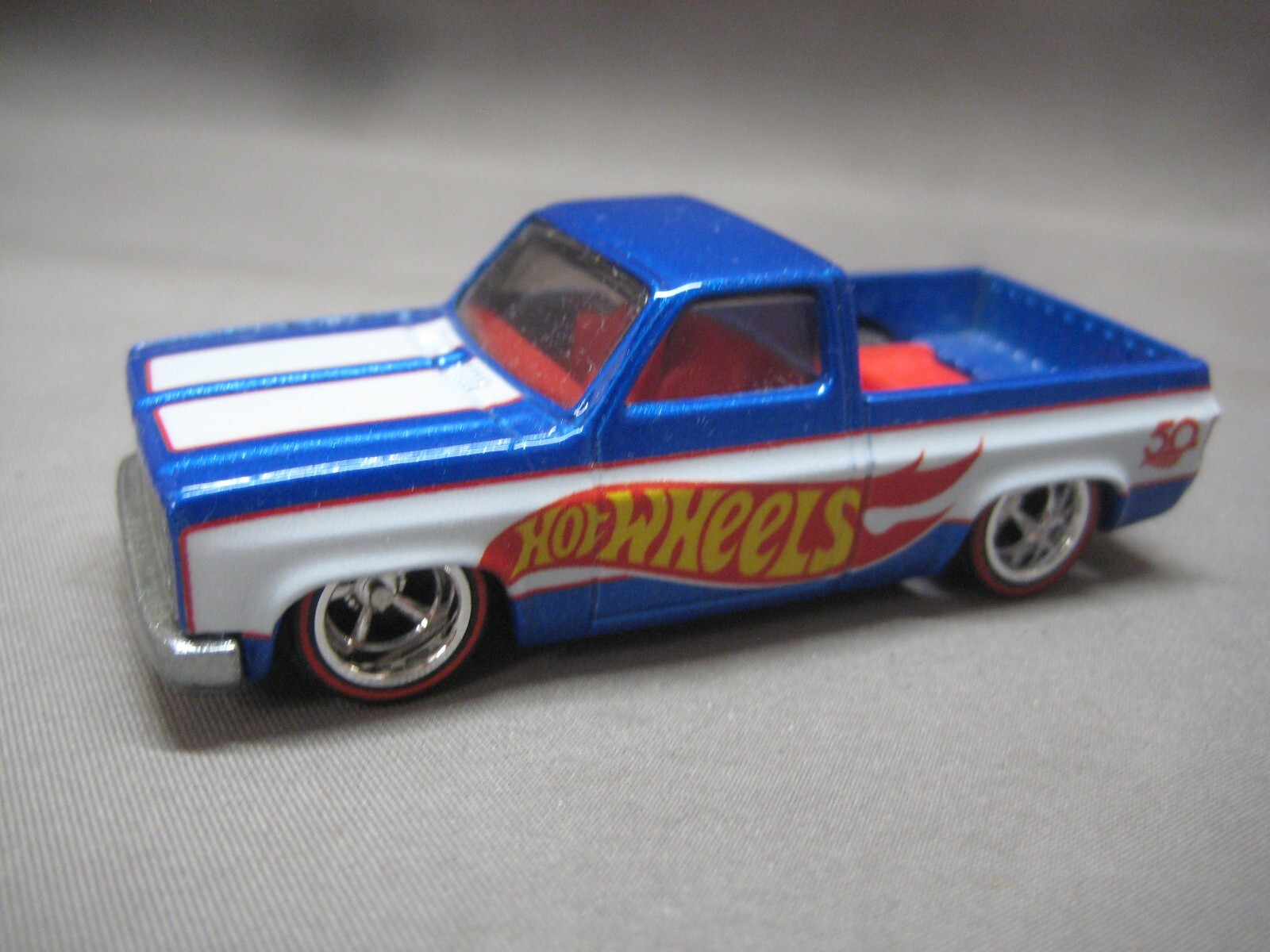 HOT WHEELS MINT 1983 CHEVY SILVERADO W/ REAL RIDERS FROM DISPLAY CASE PROMO d