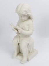 SKANDINAVISCHE ANTIKE PARIAN WARE FIGUR EINES LESENDEN KINDES UM 1890