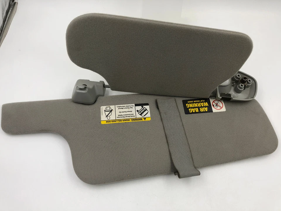 Солнцезащитный козырек для пассажира Ford Expedition 2003-2005 годов выпуска серый от оригинального производителя E04B05002 - Изображение 3 из 4