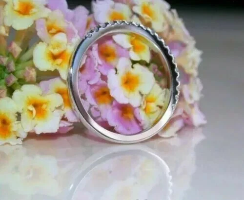 Alianza de boda redonda de media eternidad de diamantes creada en laboratorio de 1 quilate enchapada en oro blanco de 14 K Foto 2 de 4