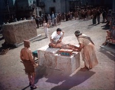 The Egyptian Unsigned photo - Edmund Purdom and Jean Simmons *30