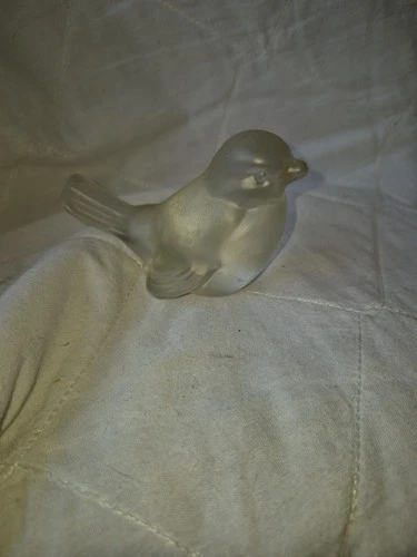 Pretty Fenton Frosted Art Glass Bird Figurine