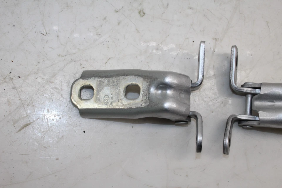 Juego de bisagras de puerta delantera derecha Cadillac CTS 2014-2019 FABRICANTE DE EQUIPOS ORIGINALES Foto 3 de 4