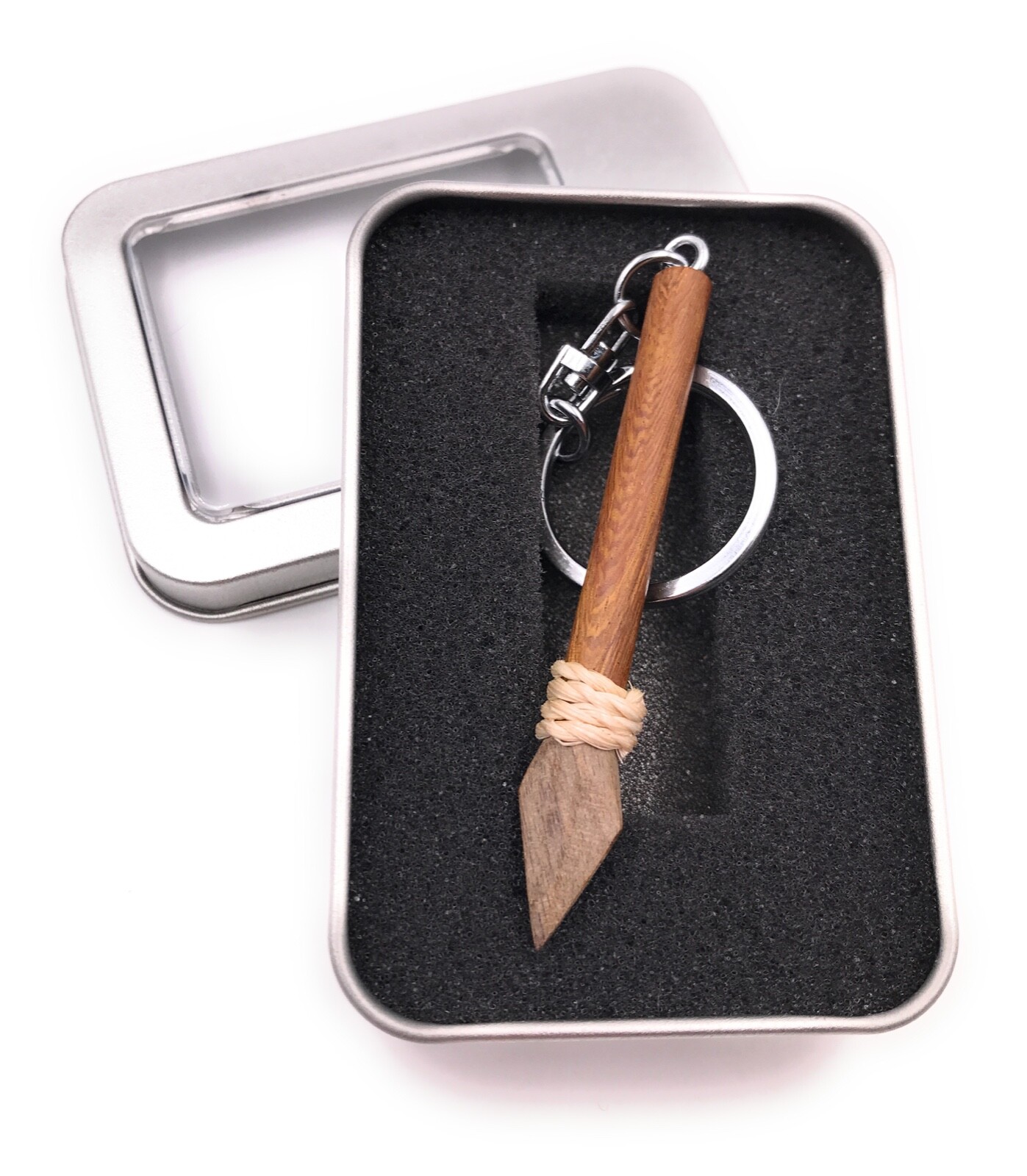Llavero Madera Lanza Relleno Schreiber en Caja de Regalo