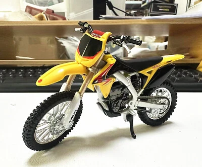 Bburago 1:18 Suzuki RMZ450 Motorcycle Bike Model New in box - Bild 1 von 4