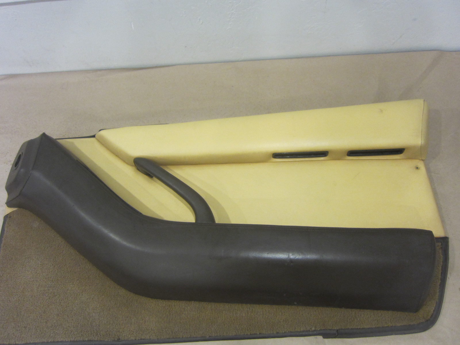 Ferrari Testarossa(85-90). RH Interior Door Panel. Beige & Brown  Part# 61502000