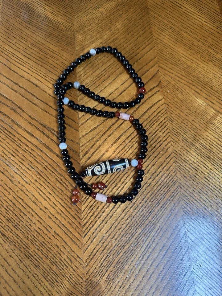Collar de cuentas tibetanas y piedras de ágata Dzi Foto 3 de 4
