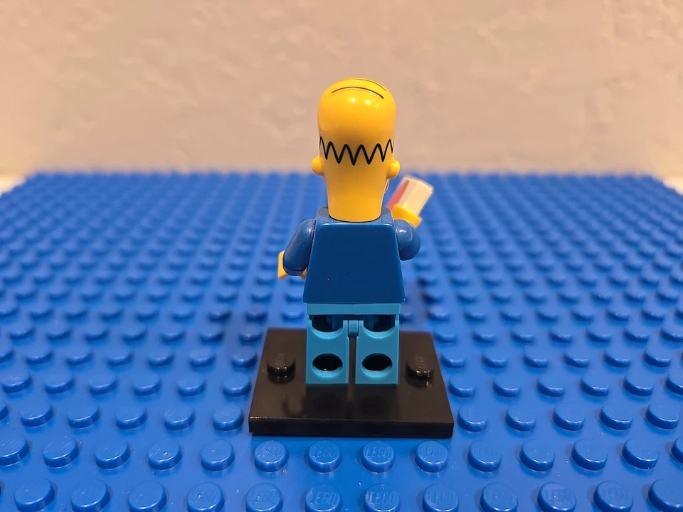 Lego - The Simpsons - Homer Simpson - Series 2 Minifigure - Suit and Valentine - Image 3 of 4