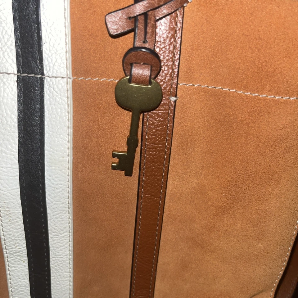 Bolso Bandolera Fossil Carmen Shopper Mediano Marrón Gamuza Rayas Foto 4 de 4