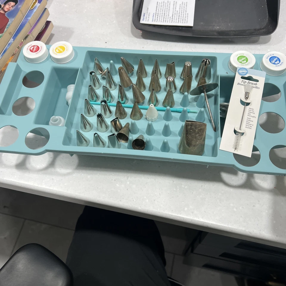 Juego de herramientas y carrito para decoración de pasteles Wilton Foto 3 de 4