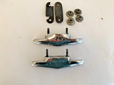 PAR DE SOPORTES EMBLEMA MANIJA MALETERO BUICK 1958 ESPECIAL CON PERNOS ORIGINALES OEM GM