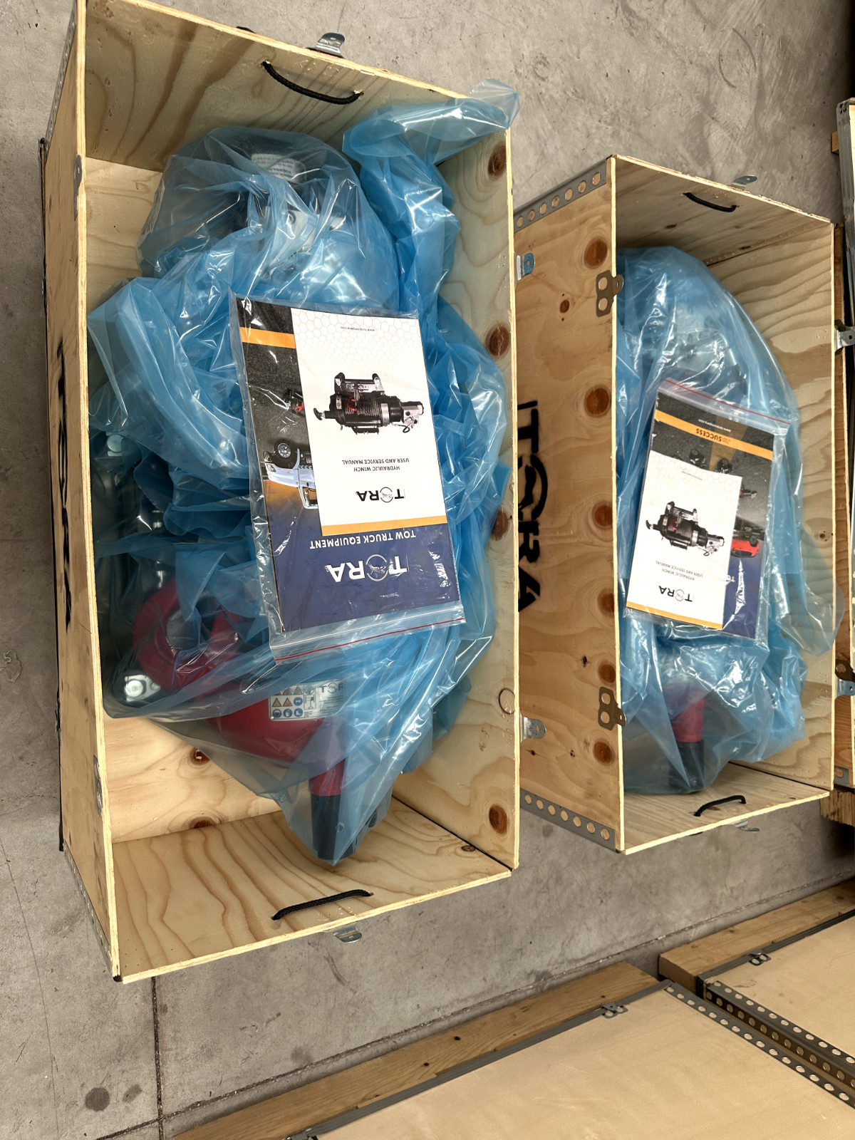 18.000 LBS Hydraulic Winch Including 82 ft Steel Cable  and Hook