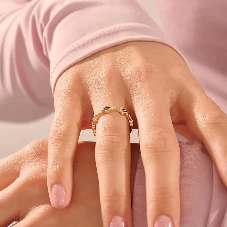 Anillo de boda de zafiro azul simulado de corte redondo de 1 quilate enchapado en oro amarillo de 14 k Foto 3 de 4