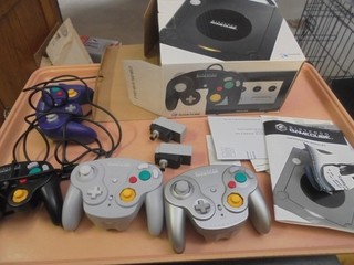 Caja Nintendo Game Cube instrucciones y cuatro mandos