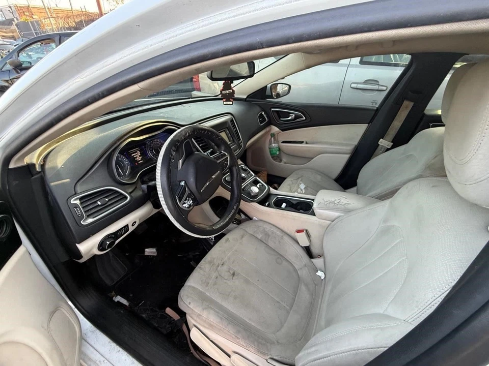 Proyector halógeno faro pasajero derecho con bisel cromado Chrysler 200 2015-2017 Foto 3 de 4