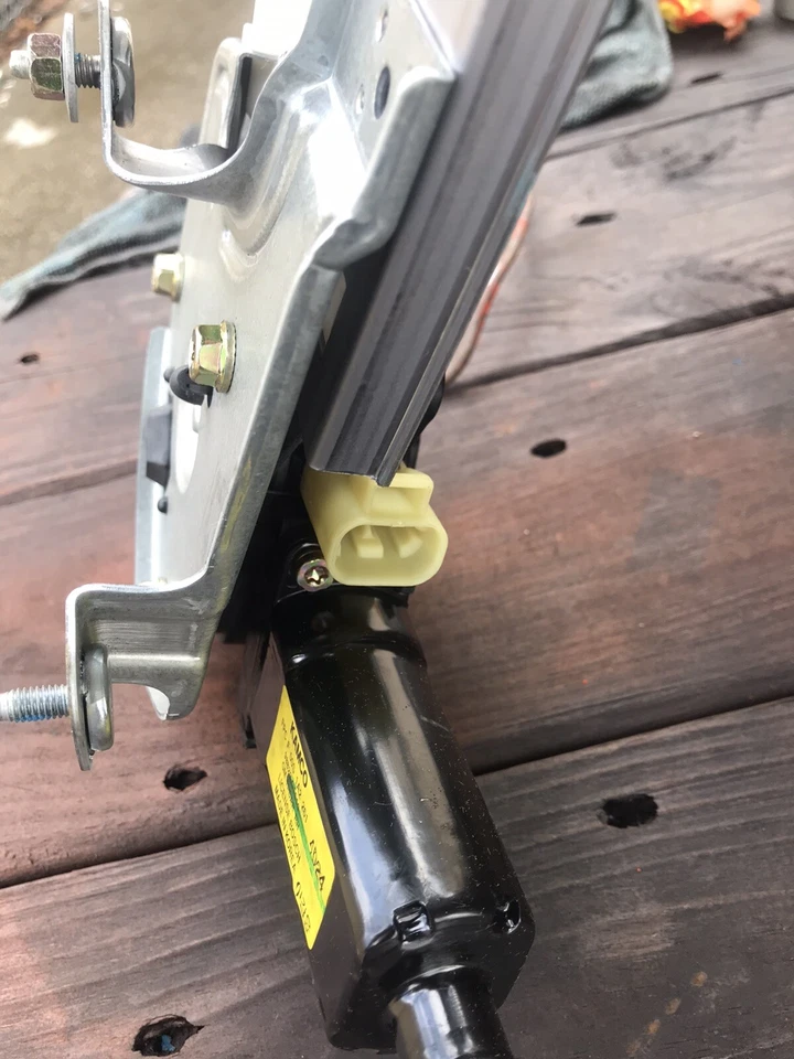 25750519 NOS GM regulador ventana trasera izquierda 2000-2005 Buick LeSabre Foto 2 de 4