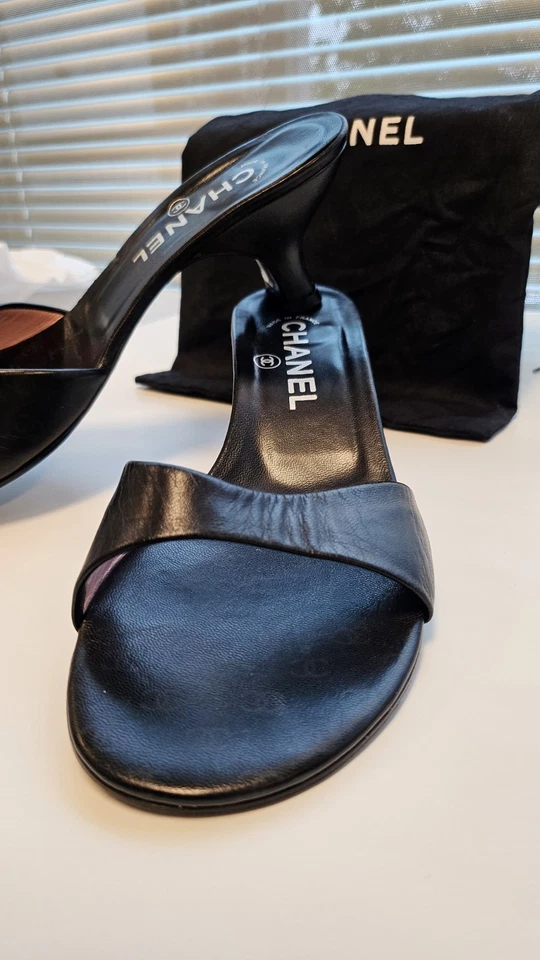 Классические туфли на каблуке для котят CHANEL. Размер 7. Черная кожа. Отличное состояние товара с мешком для пыли - Изображение 2 из 4