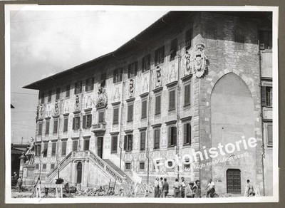 Foto Pisa Italien 1950er Palazzo dei Cavalieri Sgraffito Fassade Menschen
