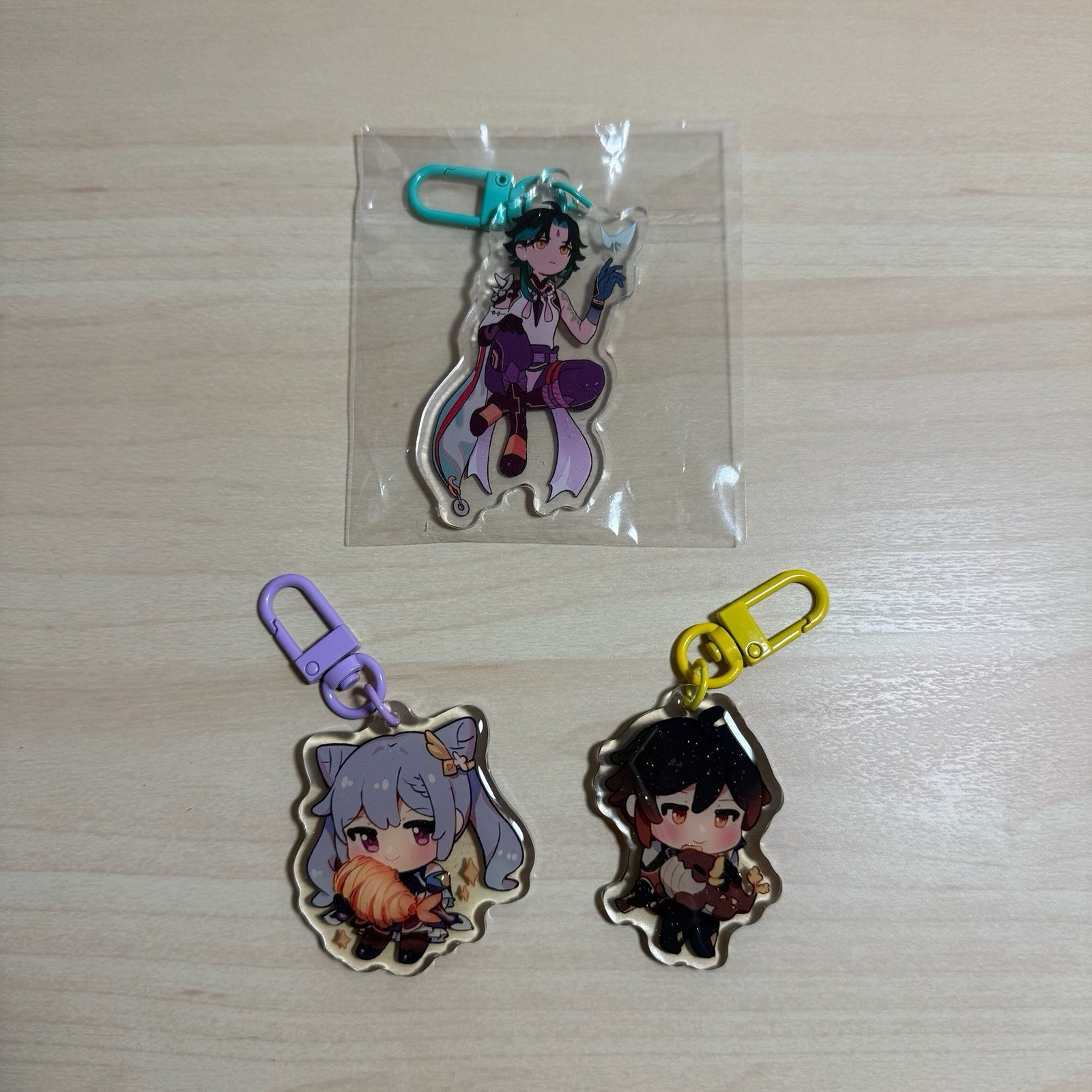 Llaveros Genshin (Zhongli con dragón, Keqing con camarones, Xiao)