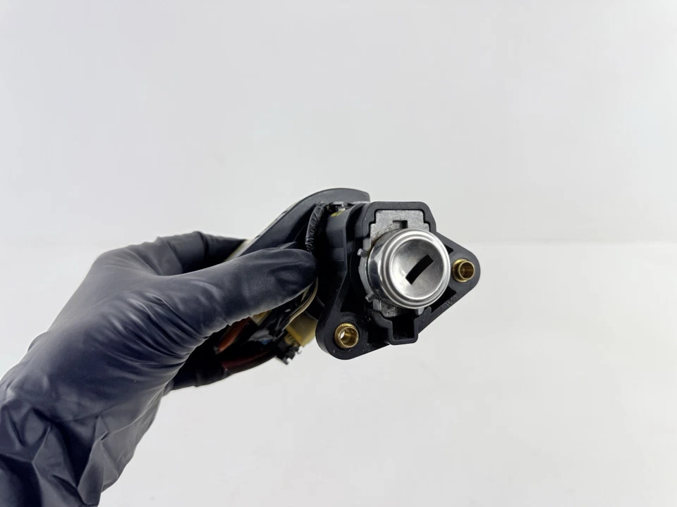 2000-2005 Chevrolet Monte Carlo Ignition Switch Lock Cylinder & Key OEM - Image 3 of 4