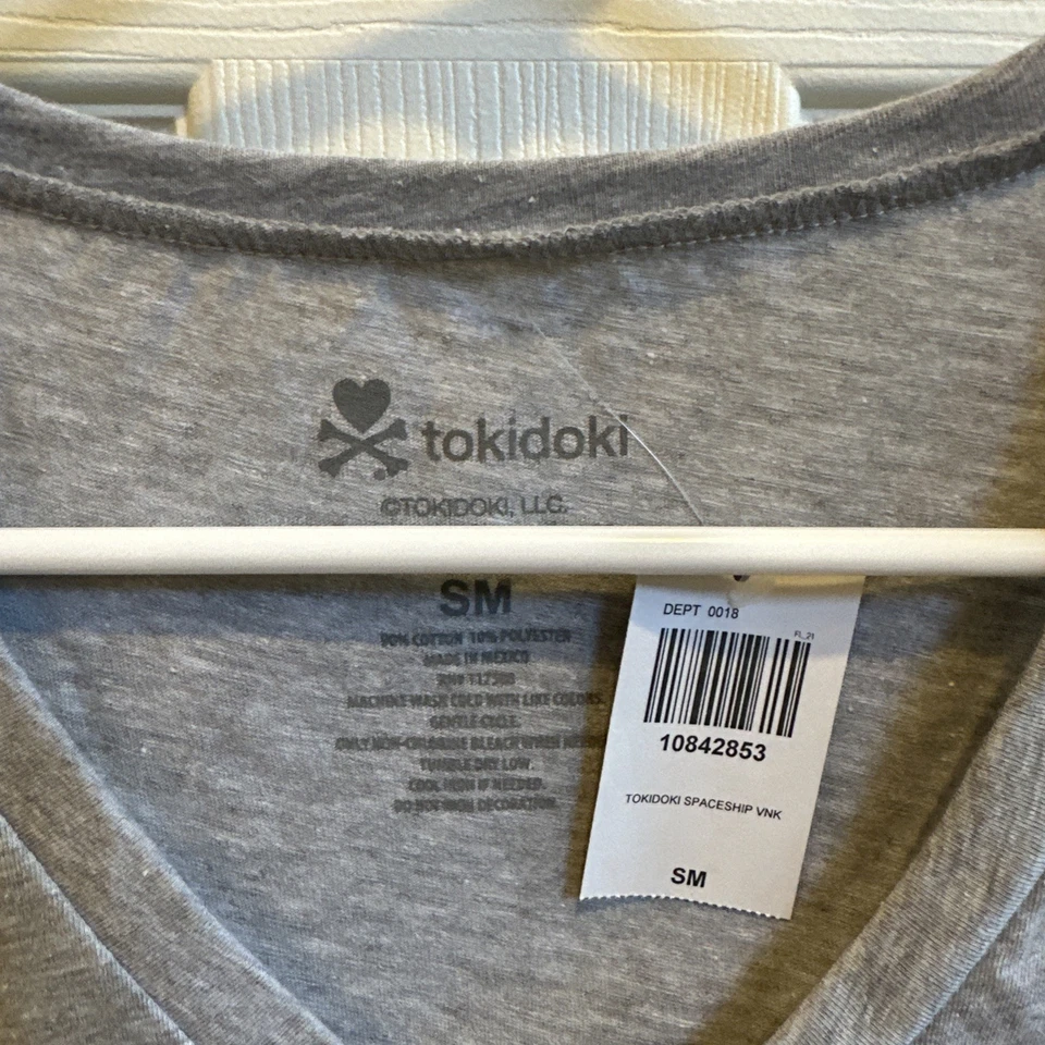Camiseta Tokidoki nave espacial gola V tamanho pequeno nova - Imagem 4 de 4
