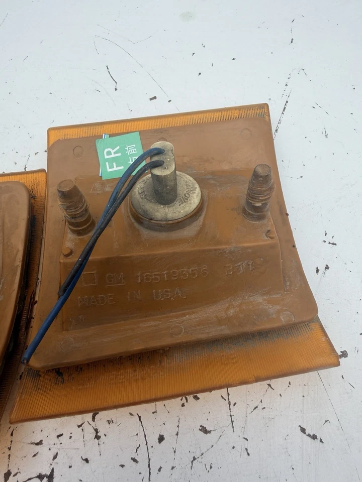 1995 CHEVY K-1500 PICK UP TRUCK PASS BOTTOM, Front LH & RH MARKER AMBER LIGHT - Image 3 of 4