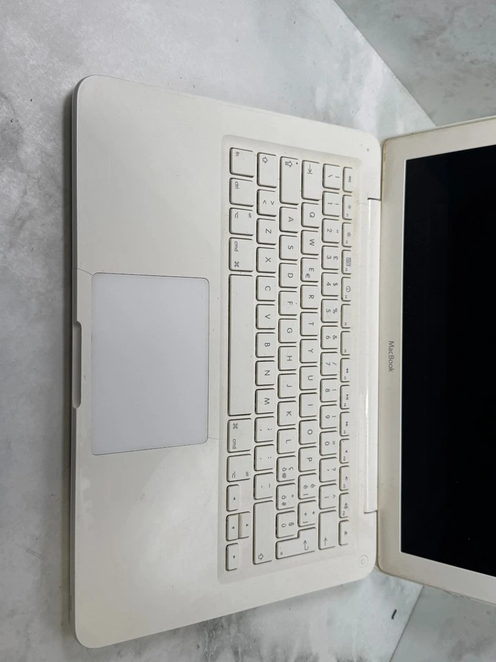 Apple MacBook Bianco A1342 (2009) Non Testato - Ricambi o Restauro - Immagine 2 di 4