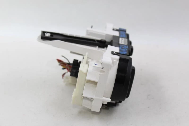 Hatchback con control de temperatura para Nissan Versa 2010-2012 OEM #25028 Foto 4 de 4