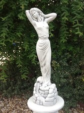 Statue " Frau auf Fels" Steinfigur, Steinguss, 67 cm Skulpturen Gartendekoration
