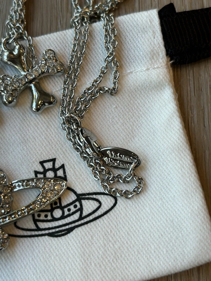 Collar Vivienne Westwood Calavera y Hueso Cruzado Y2K CH Entrenador Glamour Histérico Foto 2 de 3