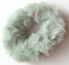 NEU Staubig gr&uuml;n klein Kunstfell Stoff Scrunchie Haar Bommeln Winter Mode UK
