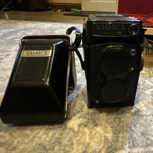 Yashica Mat-124G TLR Twin Lens Reflex 120mm Film Camera w/ Case Black