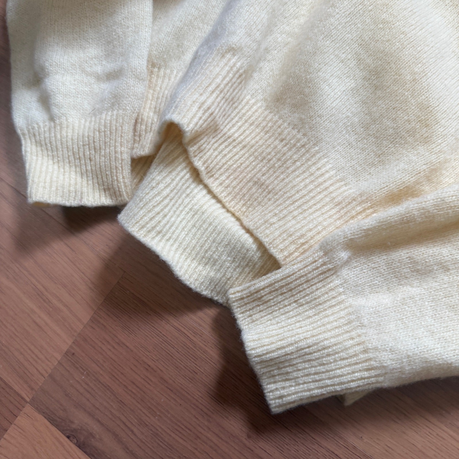 Women's Vintage 80's Lacoste Light Yellow Wool V-Neck Pullover Knit Sweater Sz S thumbnail 4