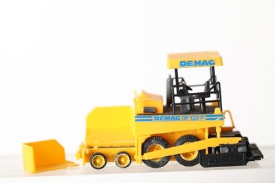 Kibri ca 1:87 11652 DEMAG DF 120 P Straßendeckenfertiger (340847)