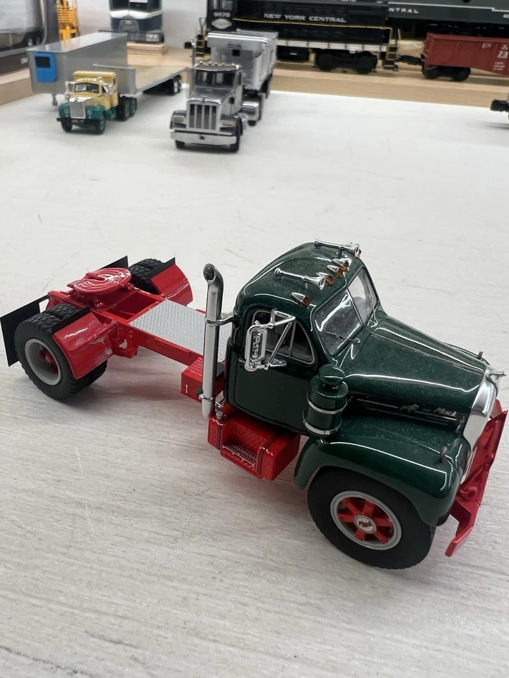 Heavy Haul Replicas 1/48 Mack B61 Single Axle Diesel Tractor - Image 2 of 3