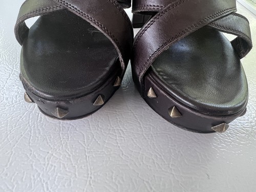 Sandalias de plataforma Sergio Rossi de cuero marrón punta abierta con tachuelas talla 37,5 - Imagen 13 de 22