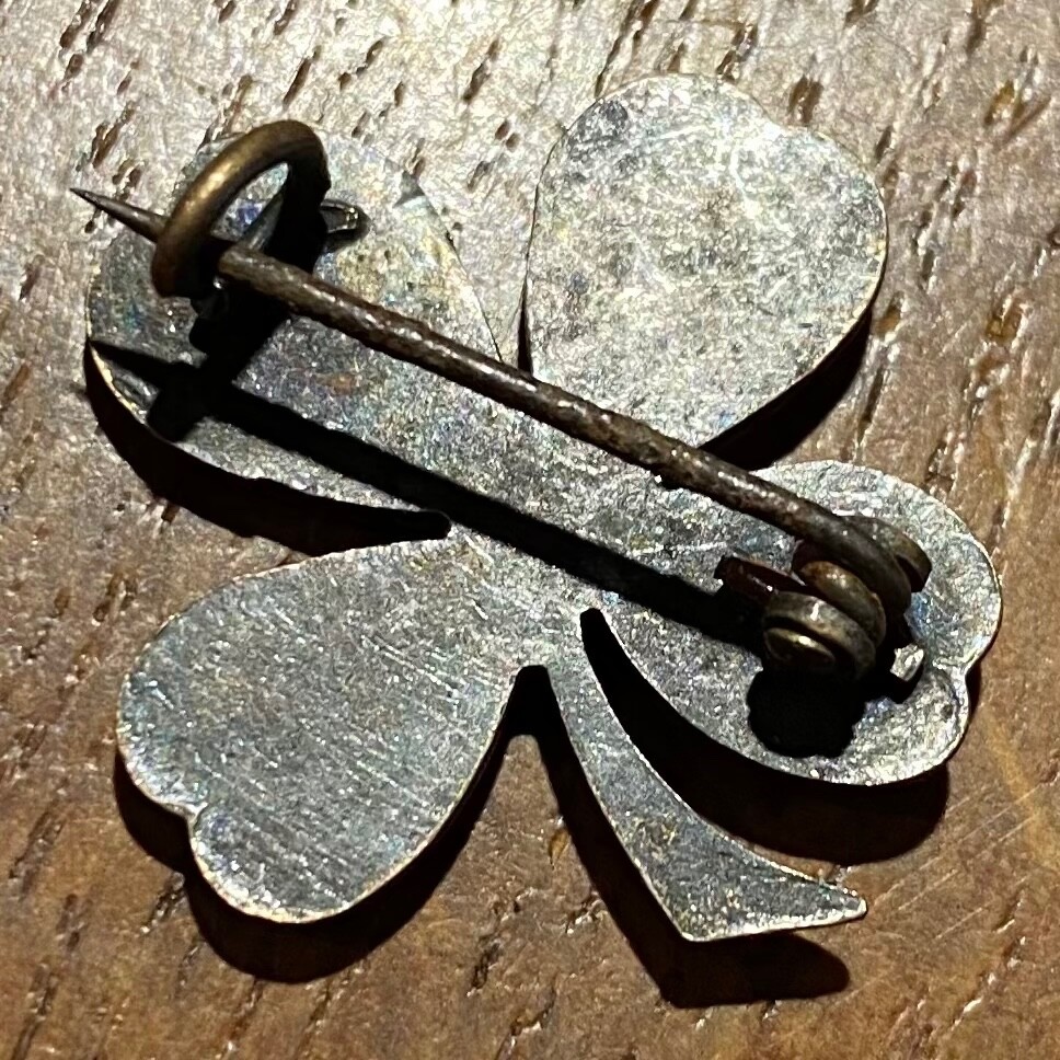 Broche Ancienne Trèfle Avec Monogramme ND - Métal Argenté/gris, Occasion Bon état