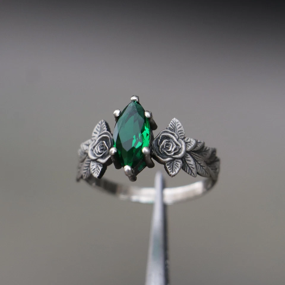 Красивое кольцо из листьев розы с искусственным зеленым изумрудом 2 карата покрытие желтым золотом 14 карат - Изображение 4 из 4