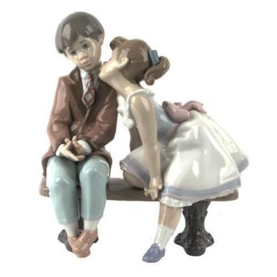 NEW IN BOX LLADRO ''TEN AND GROWING'' #7635 GIRL KISSING BOY FIGURINE 7.75'' x 7''