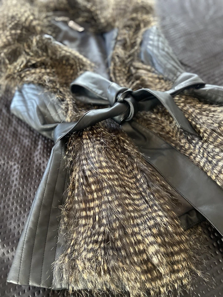 Chaleco Bebe de imitación de cuero/piel con cinturón nuevo pequeño Foto 2 de 4